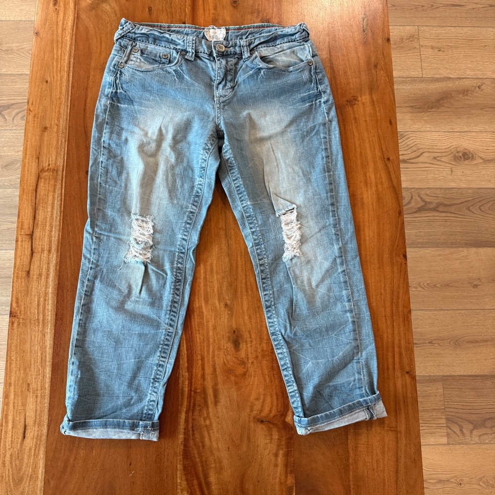 YNQ‎ Women's Light Wash Distressed Cropped Jeans Size 7